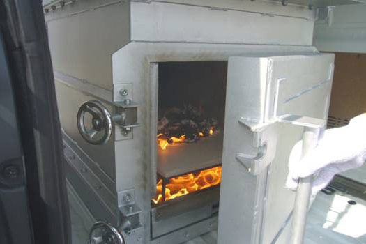 火葬車「PT-611V」二重構造の火葬台